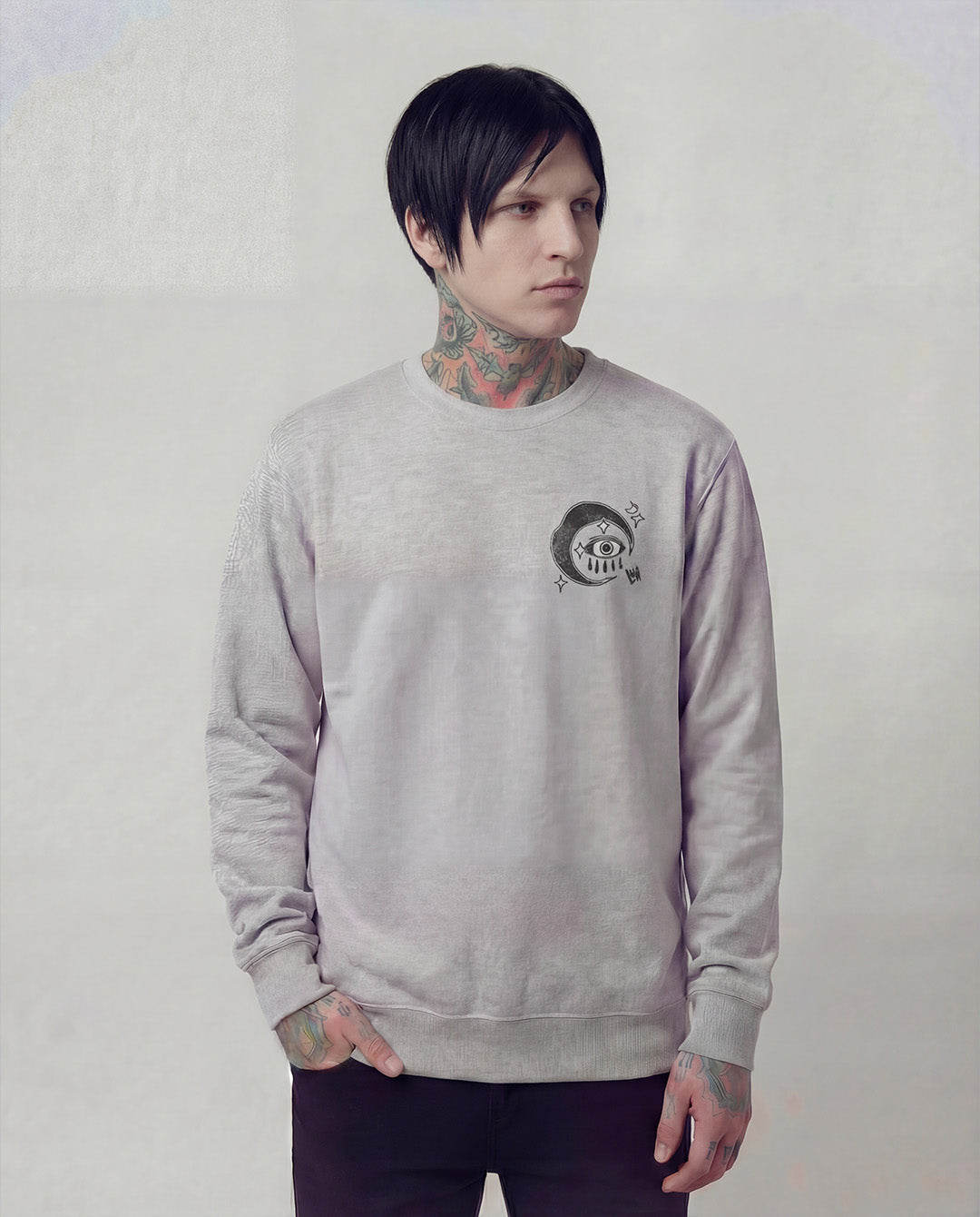 En la tripulación gris oscuro